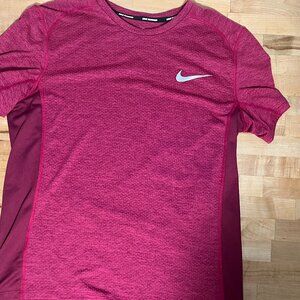 Men's Medium Nike Running  Dri Fit Short Sleeve Lightweight Shirt Red
